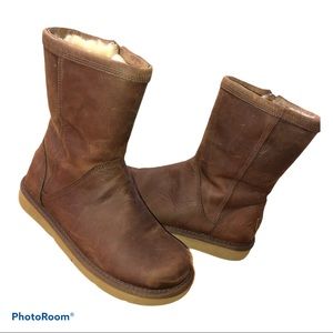 Ugg Short Boots Chestnut Medal Tag